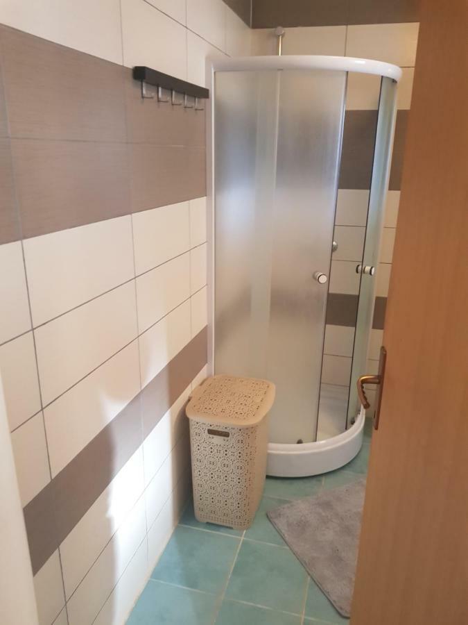 Apartmani Andrej Udbina Esterno foto