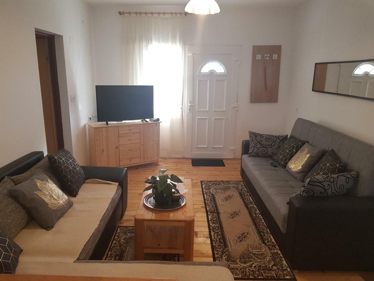 Apartmani Andrej Udbina Esterno foto
