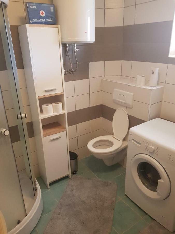 Apartmani Andrej Udbina Esterno foto
