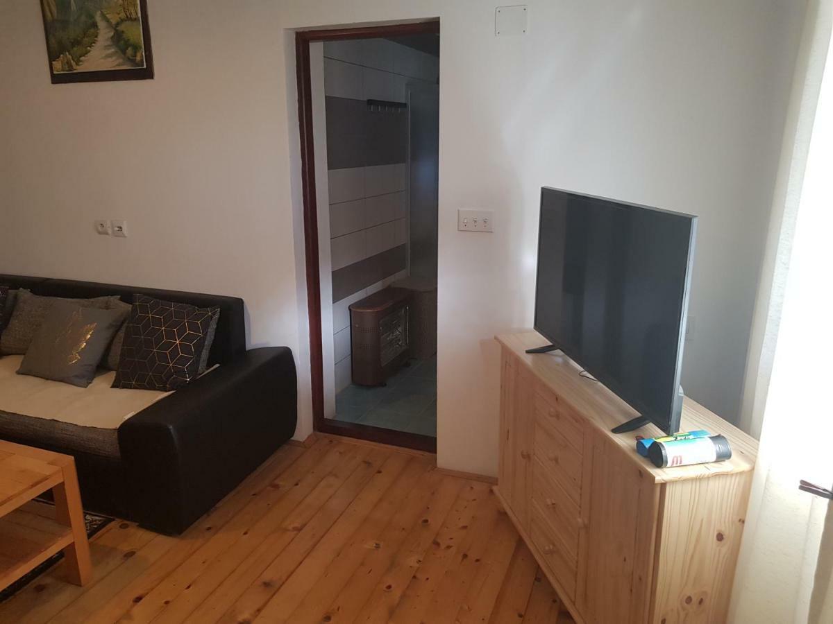 Apartmani Andrej Udbina Esterno foto