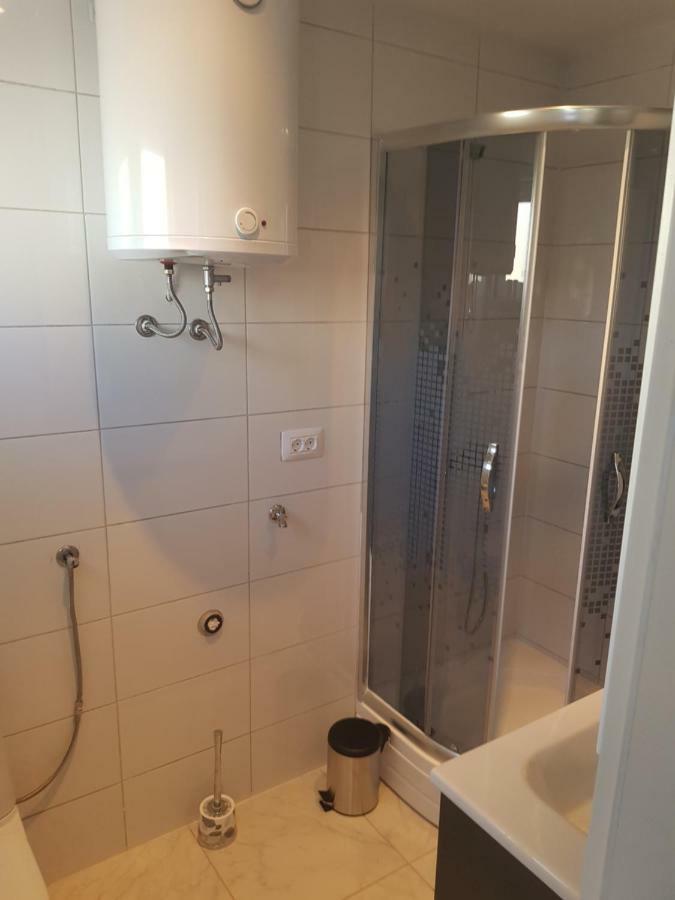 Apartmani Andrej Udbina Esterno foto