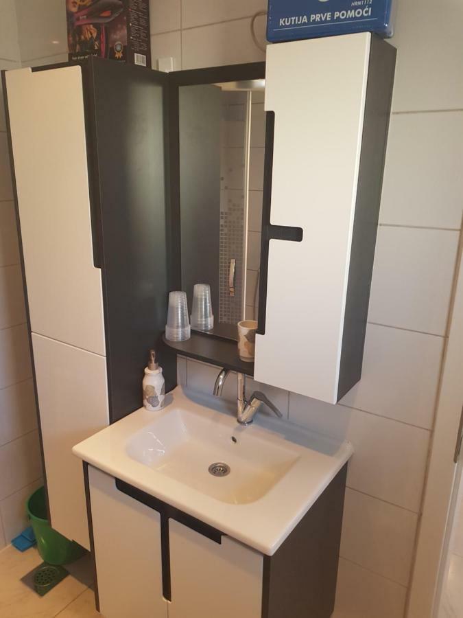 Apartmani Andrej Udbina Esterno foto