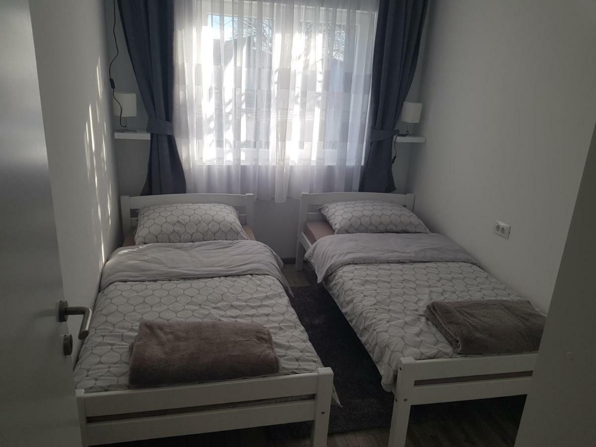 Apartmani Andrej Udbina Esterno foto