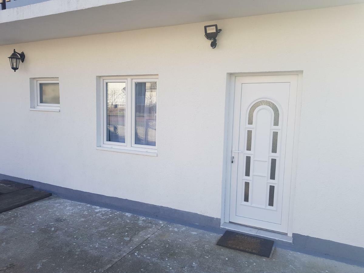 Apartmani Andrej Udbina Esterno foto