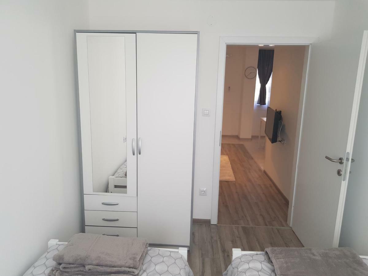 Apartmani Andrej Udbina Esterno foto