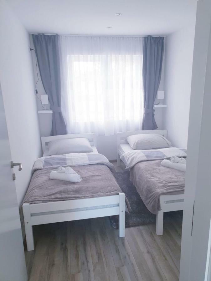 Apartmani Andrej Udbina Esterno foto