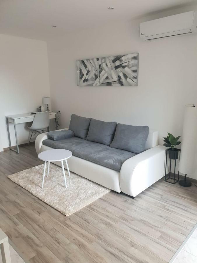 Apartmani Andrej Udbina Esterno foto