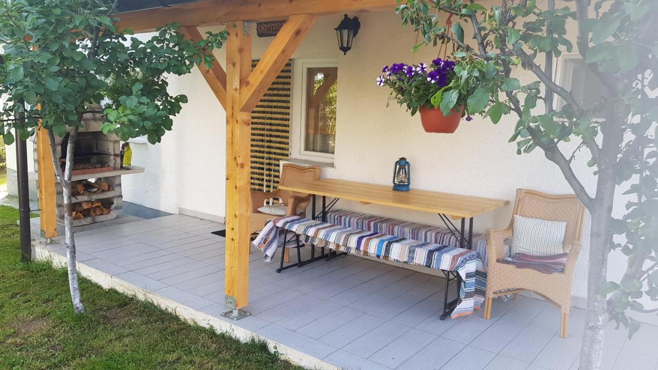 Apartmani Andrej Udbina Esterno foto