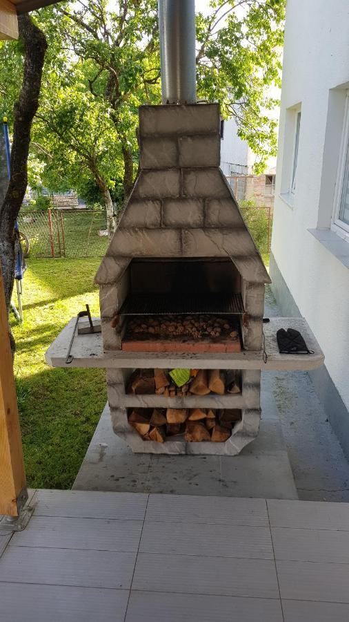 Apartmani Andrej Udbina Esterno foto